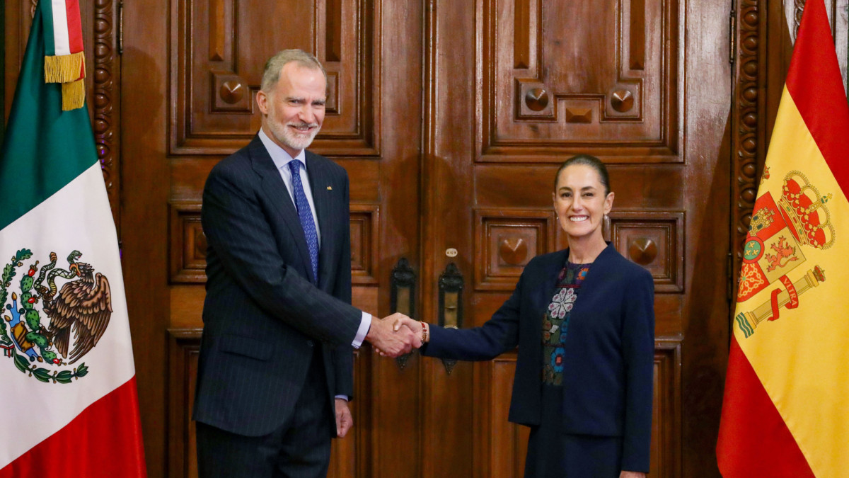 Felipe VI (izquierda) junto a la presidenta de México, Claudia Sheinbaum (derecha).