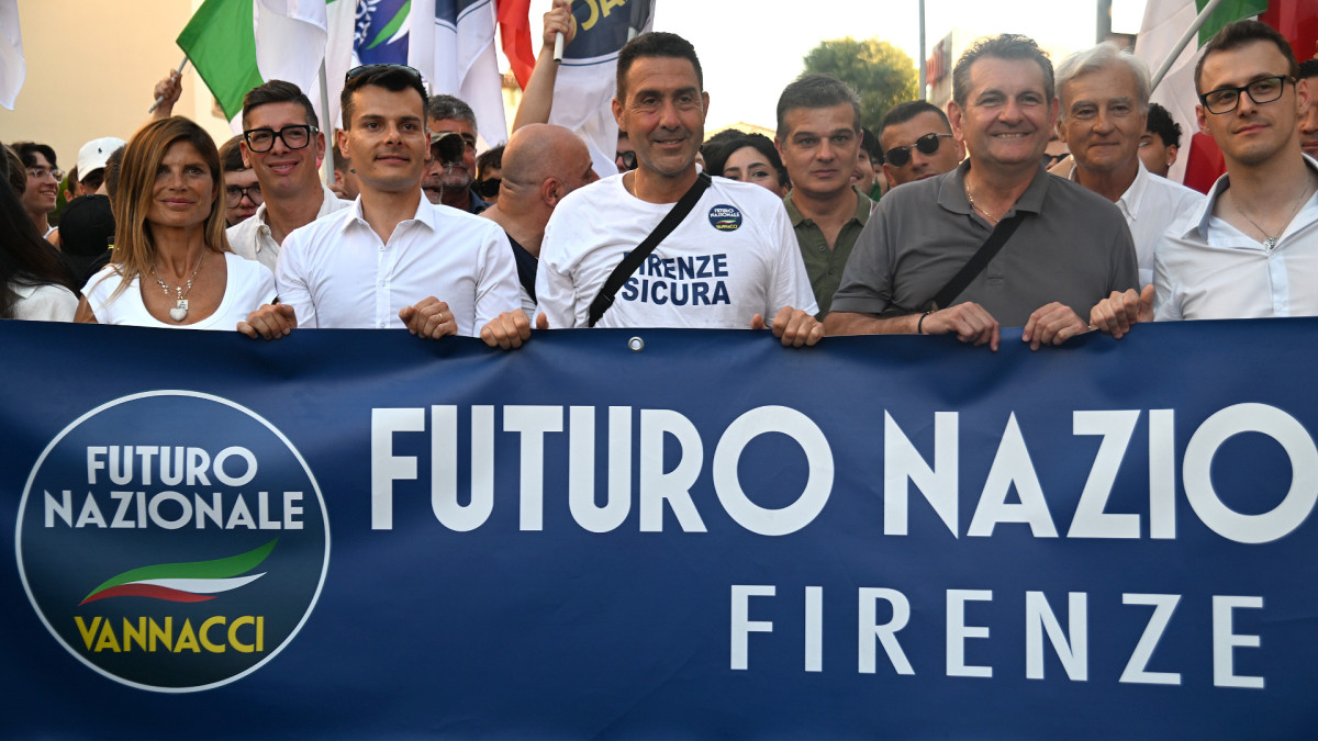 En el centro, el general Roberto Vannacci, durante un acto de Futuro Nazionale en Florencia.