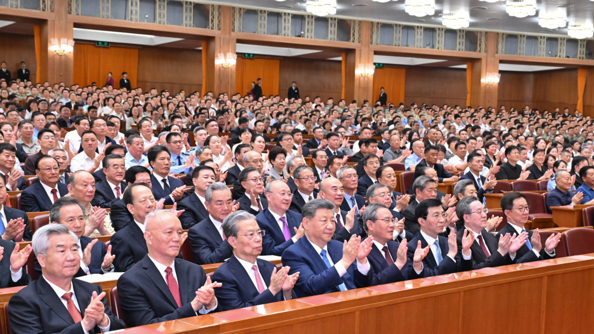 En la primera fila, algunos de los miembros más destacados del Partido Comunista de China, como el presidente Xi Jinping.