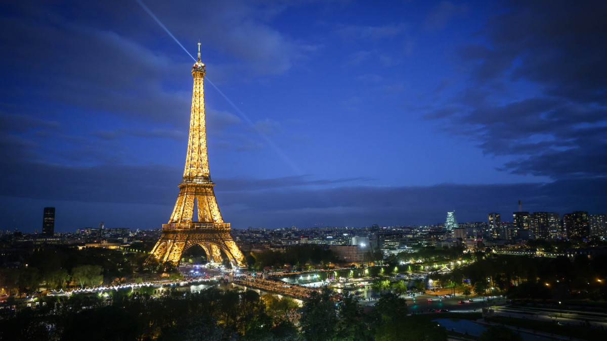 Una imagen nocturna de la torre Eiffel en París.