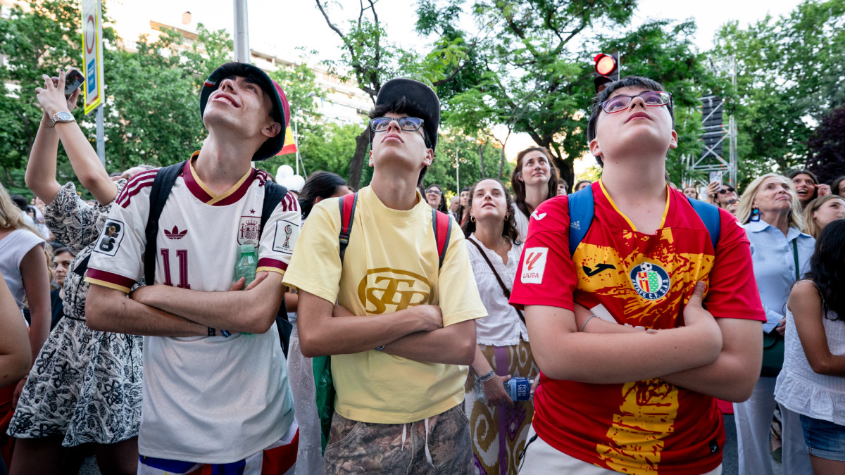 Un grupo de jóvenes de la generación Z en el centro de Madrid.