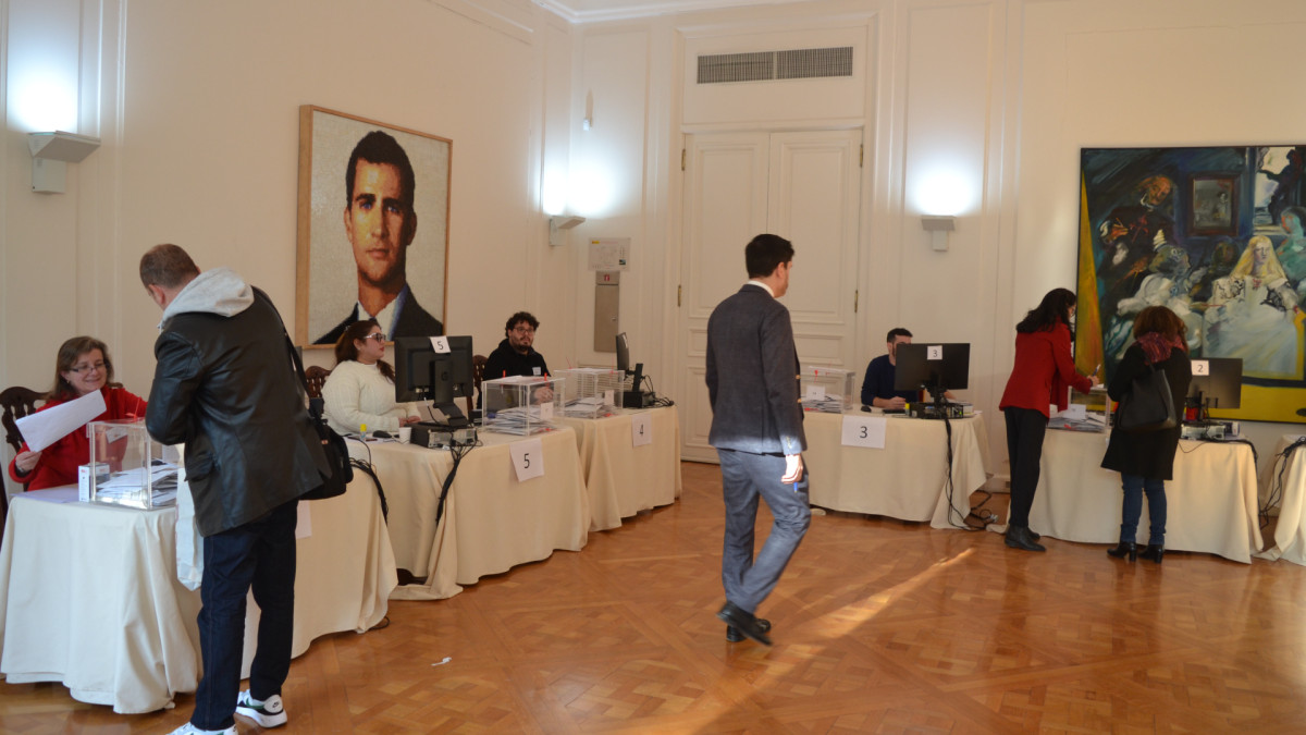 Españoles votan en las elecciones generales de 2023 en la embajada de España en Argentina.