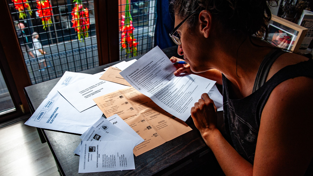 Una española vota desde Países Bajos en las elecciones generales del 23 de junio de 2023.