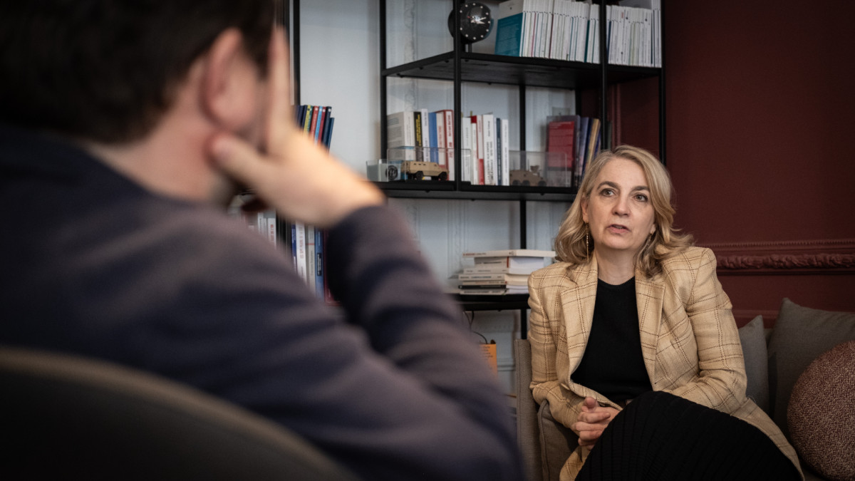 El director y editor de 'Agenda Pública' y la directora del Institut Montaigne conversan en París.