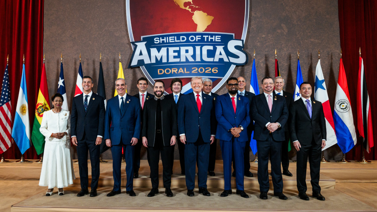 El presidente estadounidense, Donald Trump, en la cumbre del 'Escudo de las Américas', acompañado de algunos de los principales líderes derechistas de América Latina, como Javier Milei, Nayib Bukele o José Antonio Kast.