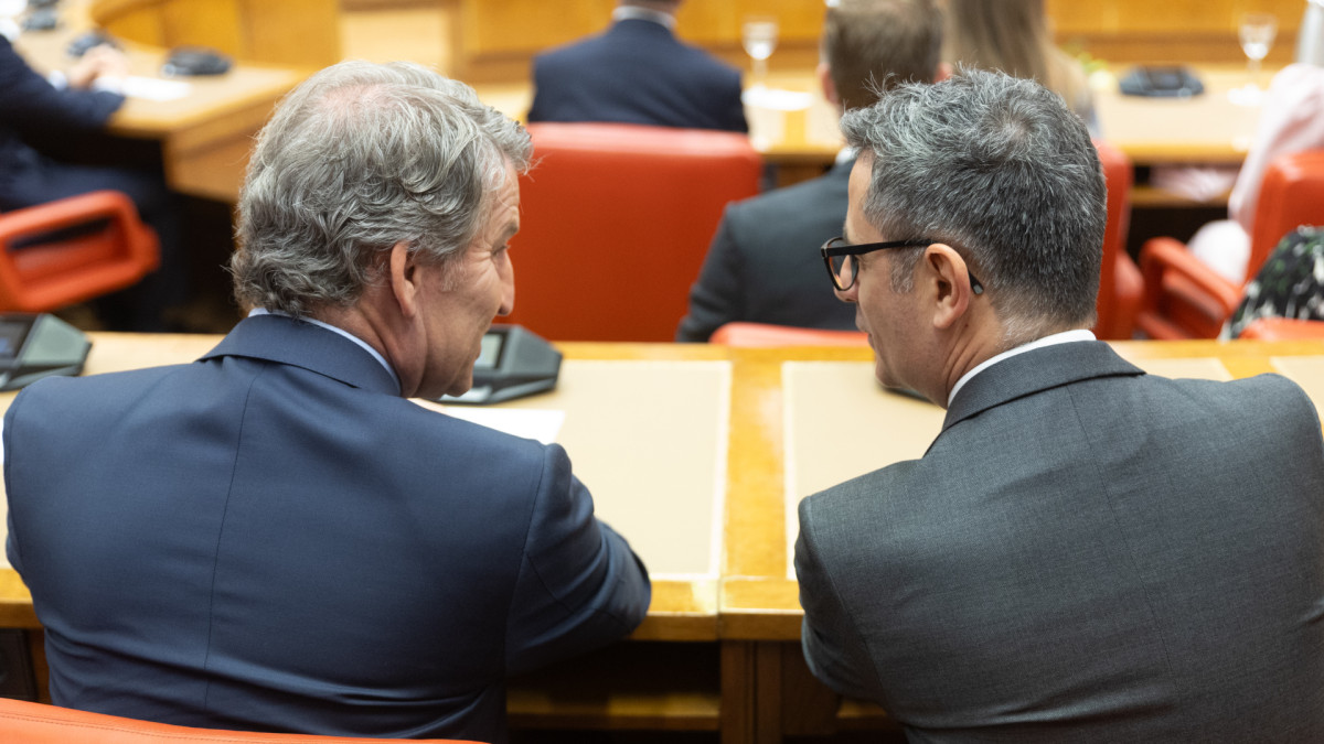 Alberto Núñez Feijóo, líder del Partido Popular, junto al ministro de Justicia, Presidencia y Relaciones con las Cortes, Félix Bolaños.