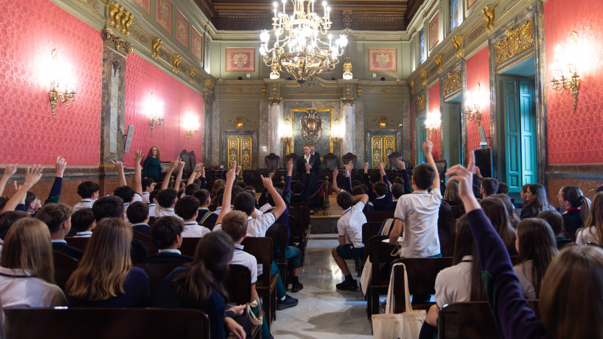 Un grupo de jóvenes durante las jornadas de puertas abiertas del Tribunal Supremo.
