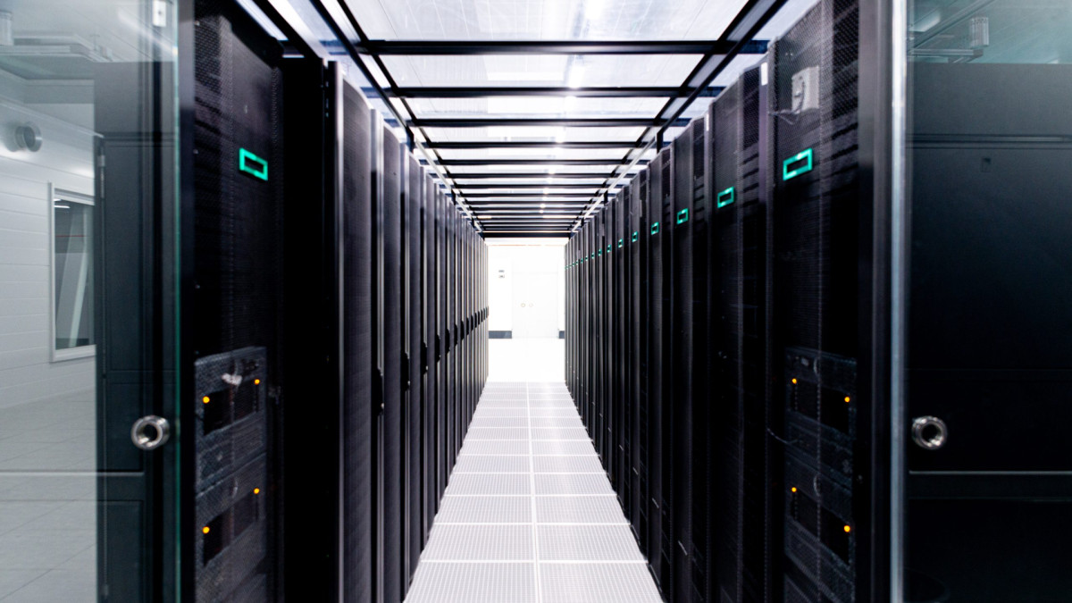 Interior del superordenador europeo LUMI, situado en Kajaani, Finlandia. Los sandboxes regulatorios buscan facilitar el desarrollo y la supervisión de tecnologías complejas mediante entornos controlados de prueba.