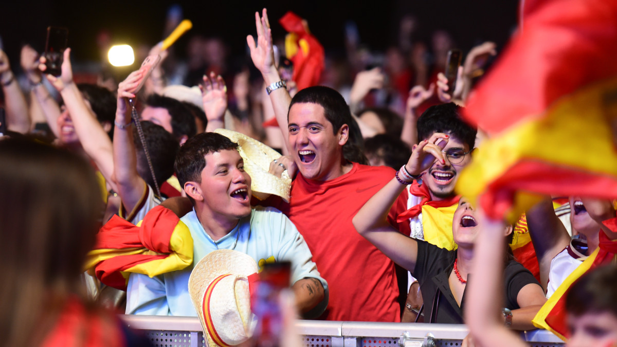 Aficionados celebran la victoria de España ante Bélgica en los cuartos de final del Mundial de fútbol.
