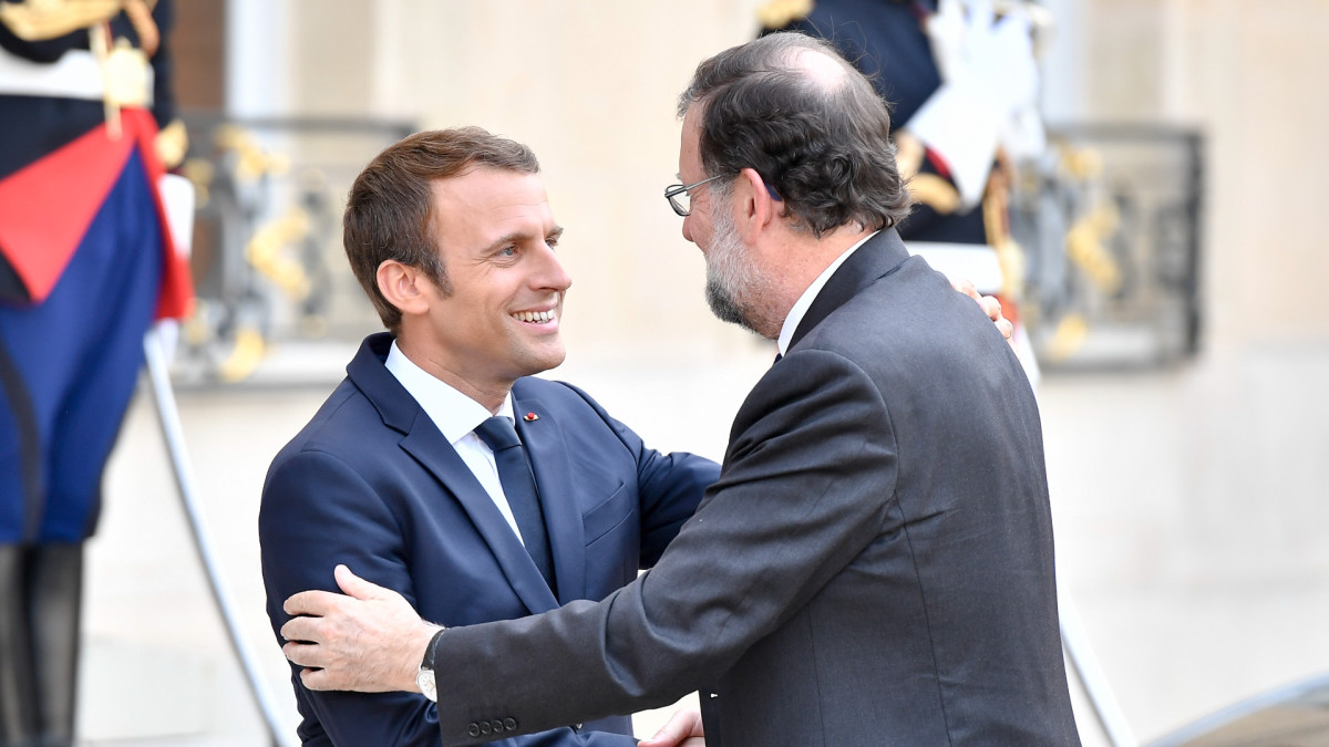 El presidente francés, Emmanuel Macron, junto al presidente del Gobierno, Mariano Rajoy en 2017.