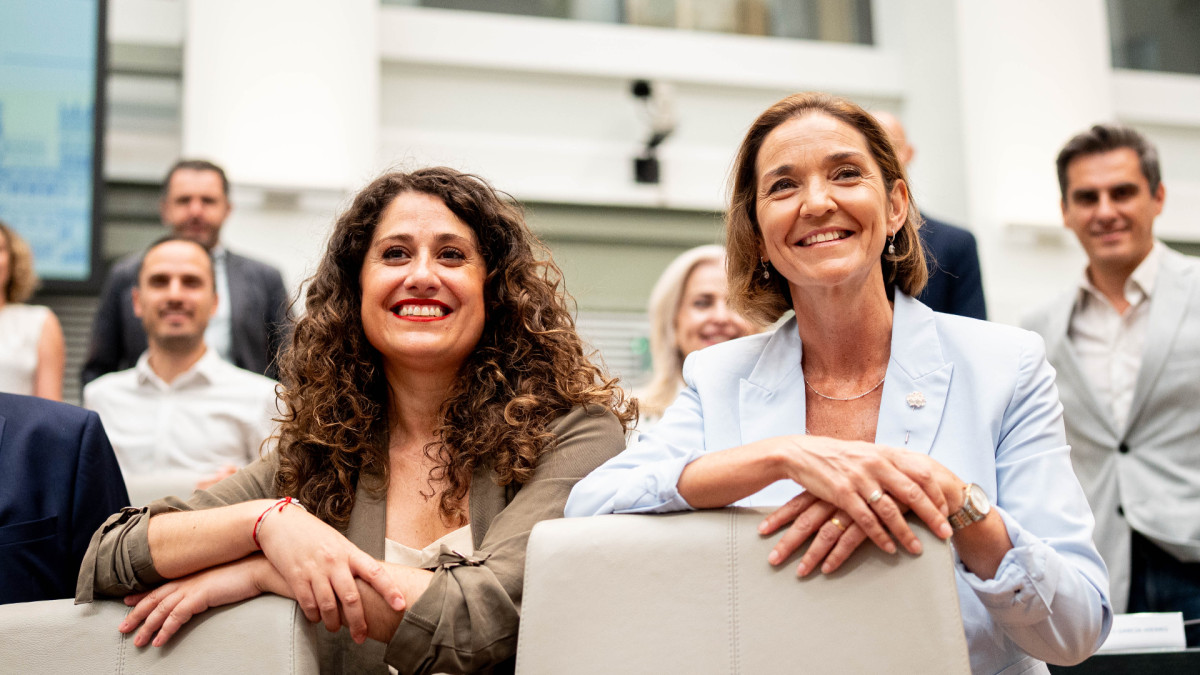 Las candidatas en las primarias del PSOE de Madrid, Enma López (izquierda) y Reyes Maroto (derecha) en una sesión plenaria.
