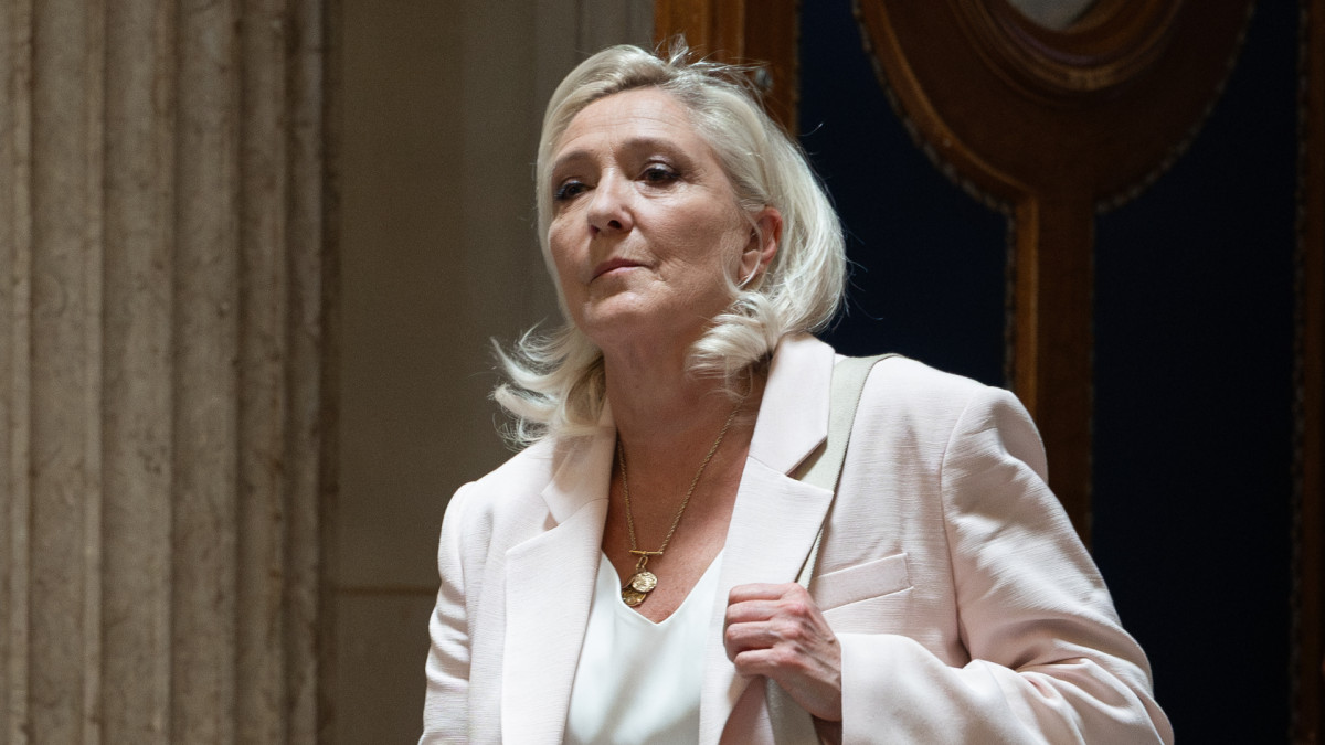 La líder del Rassemblement National, Marine Le Pen, abandona la sala tras el veredicto del juicio de apelación.