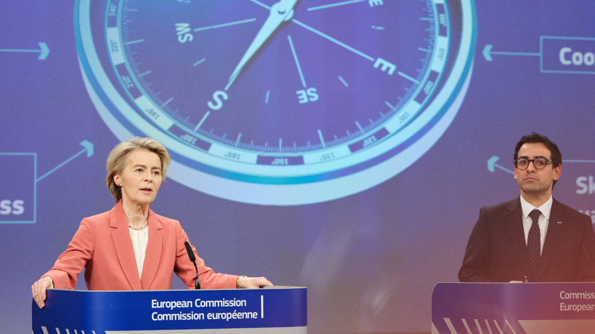 La presidenta de la Comisión Europea, Ursula von der Leyen (izquierda) y el comisario de Mercado Interior de la Comisión Europea, Stéphane Séjourné.