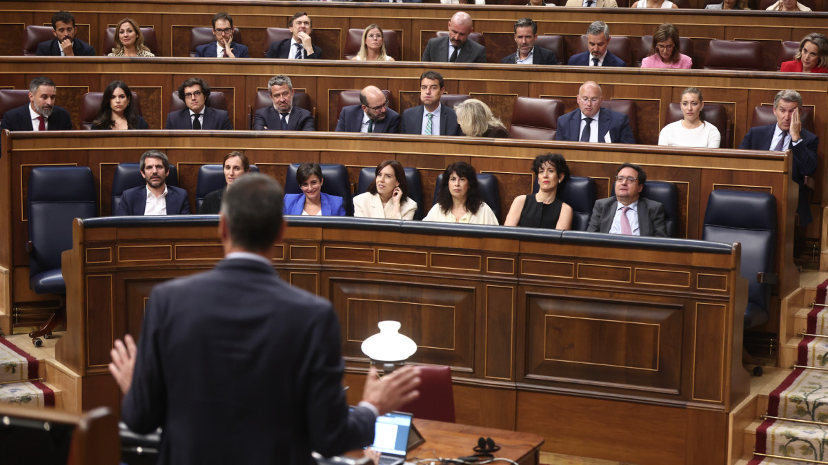 El presidente del Gobierno, Pedro Sánchez, y el líder de la oposición, Alberto Núñez Feijóo.