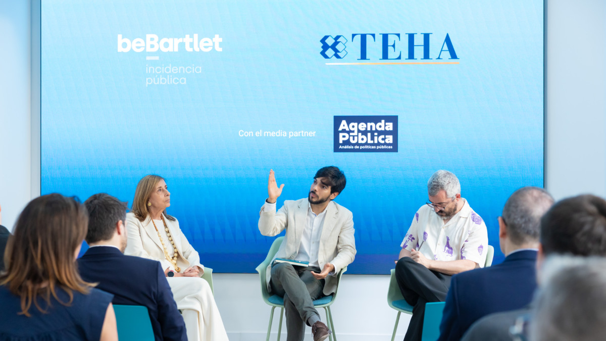 Marta Ortiz (i), Gabriel San Miguel (c) y Javier Padilla (d) presentan el Simposio de Salud y Competitividad Europea.