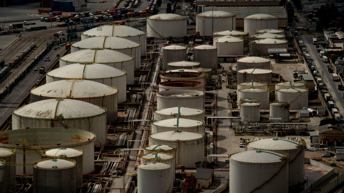Depósitos de hidrocarburos en el puerto de Barcelona. El despliegue de los combustibles renovables requerirá nuevas infraestructuras de almacenamiento, suministro y distribución.