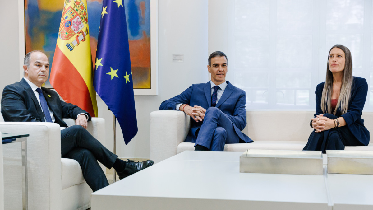 El secretario general de Junts, Jordi Turull; el presidente del Gobierno, Pedro Sánchez, y la portavoz del Grupo Parlamentario Junts, Miriam Nogueras.