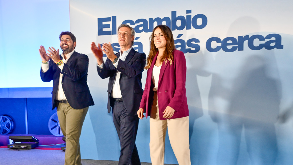 De izquierda a derecha: El presidente de de la Región de Murcia, Fernando López Miras; el presidente del PP, Alberto Núñez Feijóo y  la alcaldesa de Murcia, Rebeca Pérez.