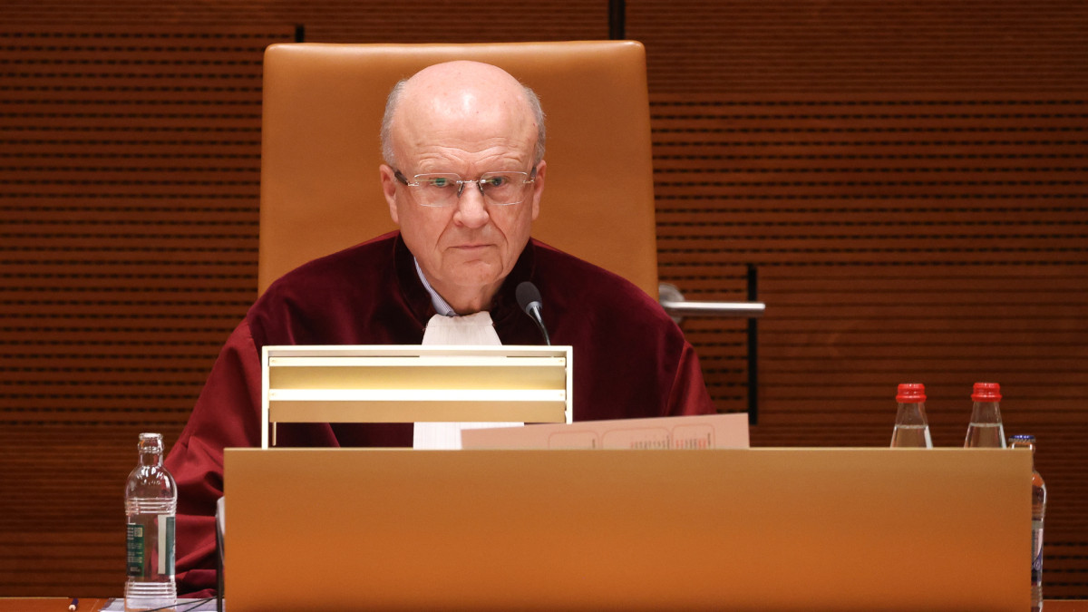 El presidente del Tribunal de Justicia de la Unión Europea (TJUE), Koen Lenaerts, durante la lectura de la sentencia sobre la ley de amnistía.