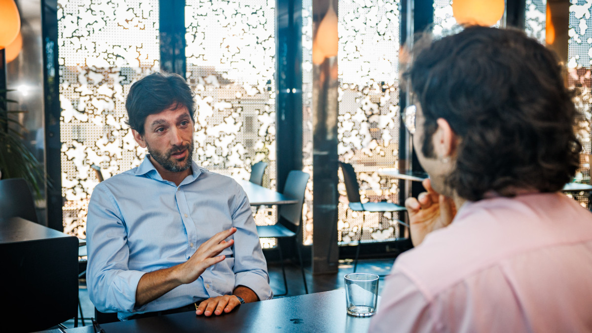 El eurodiputado del PPE Adrián Vázquez Lázara conversa con el redactor de 'Agenda Pública' Jorge de Diego Hurtado en Madrid.