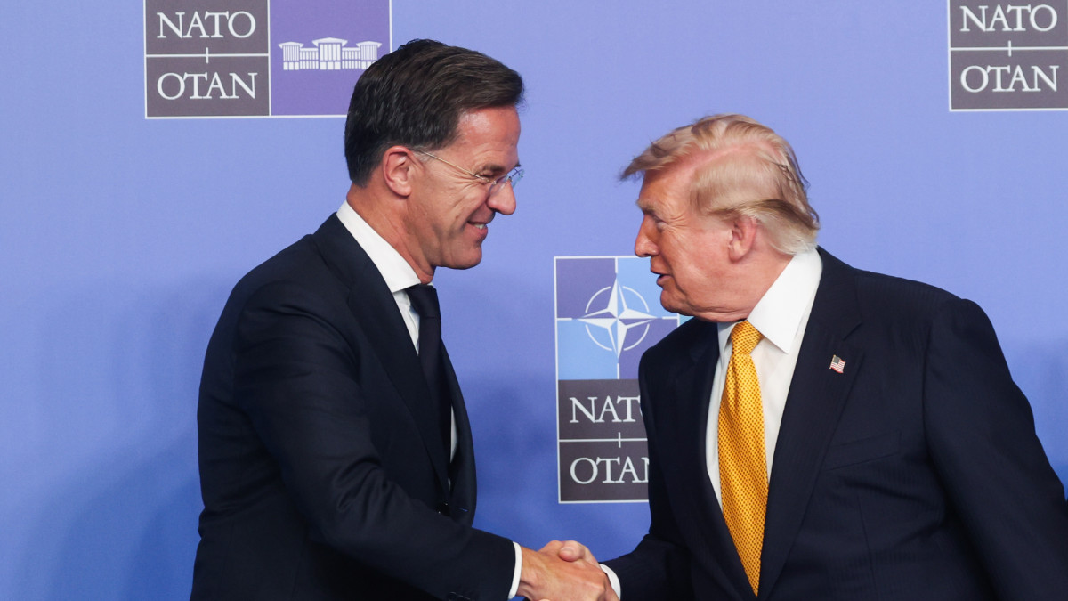 El secretario general de la OTAN, Mark Rutte, junto al presidente estadounidense, Donald Trump, en la cumbre de Ankara.