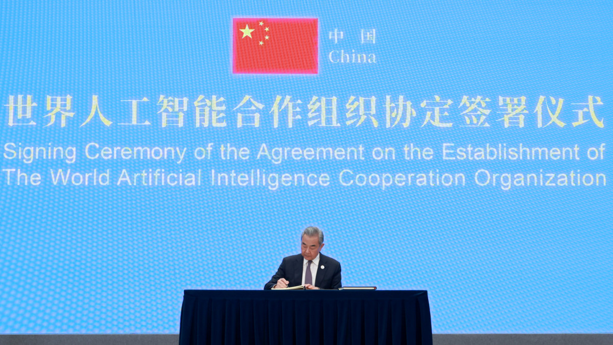 El ministro de Asuntos Exteriores de China, Wang Yi, en la ceremonia inaugural de la Organización Mundial de Cooperación en Inteligencia Artificial.