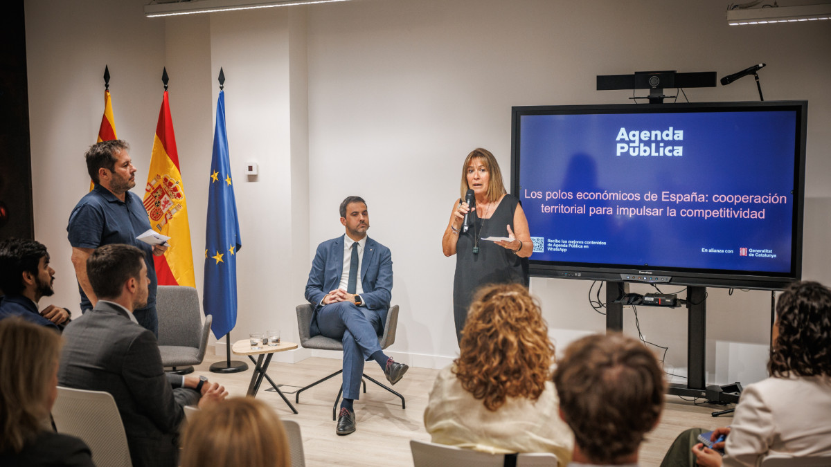 Marc López Plana, Pol Gibert y Núria Marín durante el microespacio en la Delegación del Gobierno de la Generalitat en Madrid.