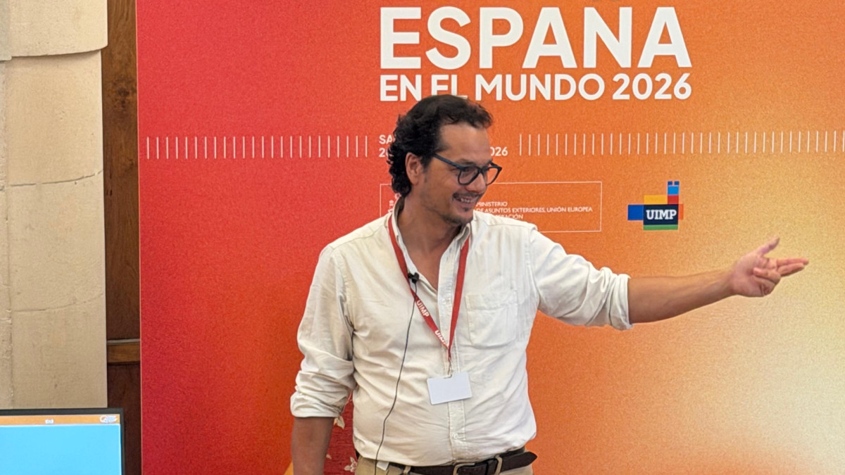 El profesor Torreblanca ofrece una presentación en el curso de verano España en el Mundo 2026.