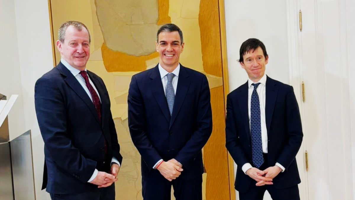 Alastair Campbell, Pedro Sánchez y el copresentador del pódacast 'The Rest is Politics' Rory Stewart en la Moncloa.