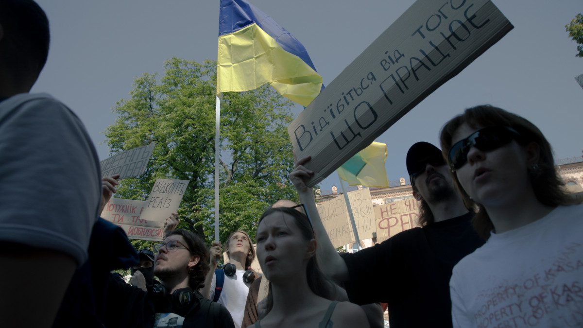 Protestas en Kiev contra la destitución del ministro de Defensa.