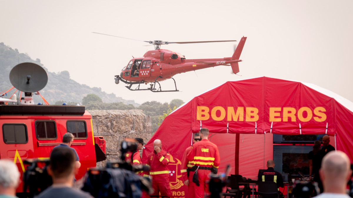 Helicóptero de Emergencias de la Comunidad de Madrid y puesto de bomberos en el Puesto de Mando Avanzado de una zona afectada por los incendios forestales | A. Pérez Meca / Europa Press
