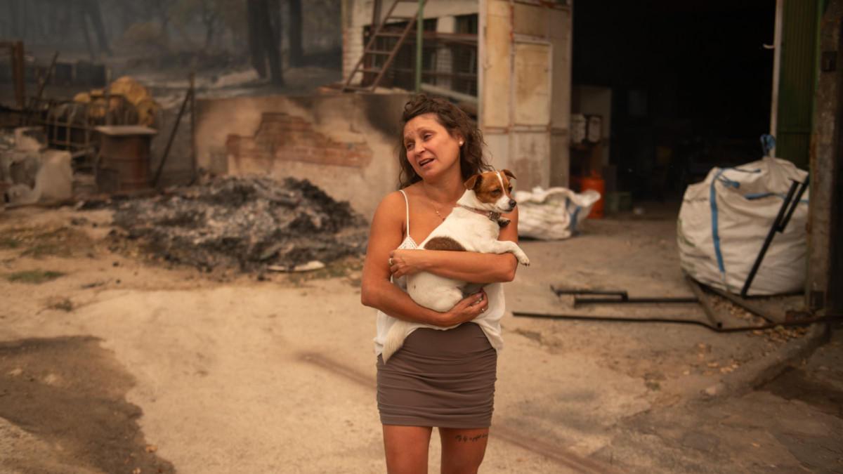 Una vecina de Piedralaves tras quemarse la casa de su padre durante el incendio de Burgohondo, a 26 de julio de 2026, en Piedralaves, Ávila,