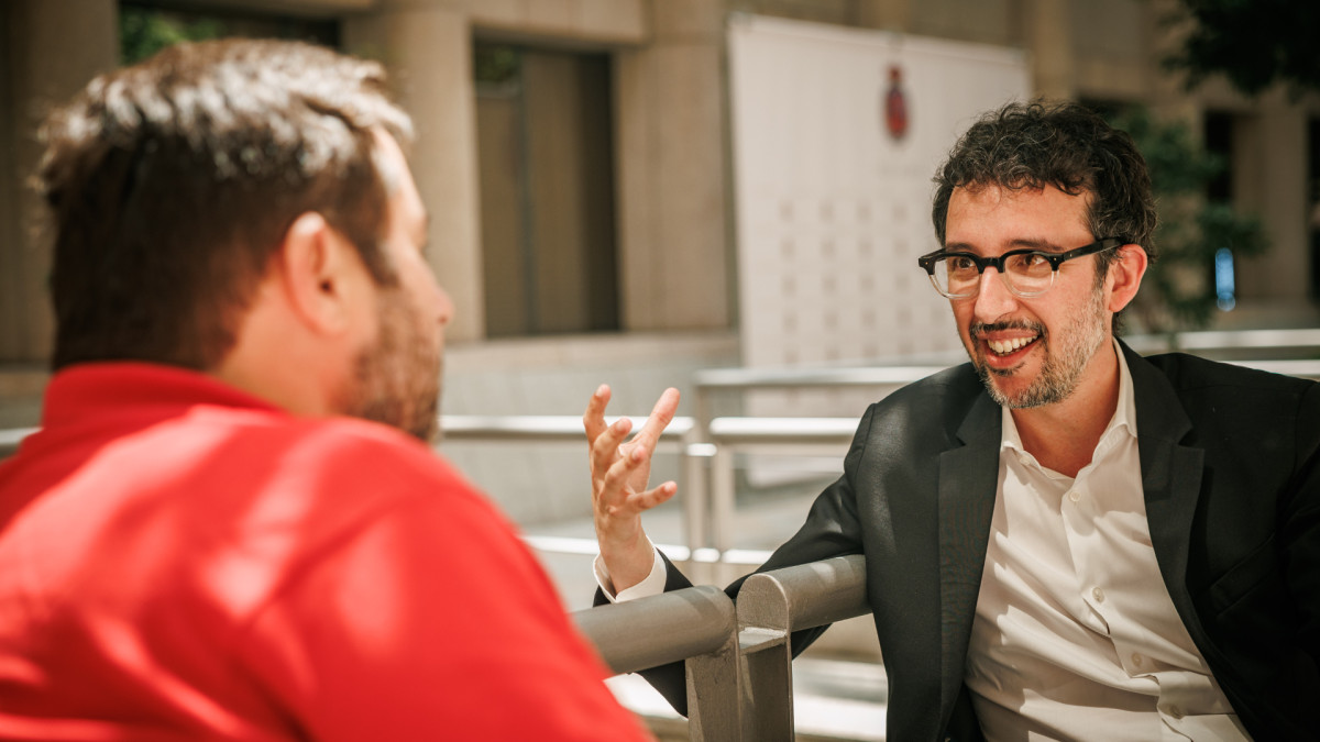 Marc López Plana y Juan Milián conversan en el Senado.