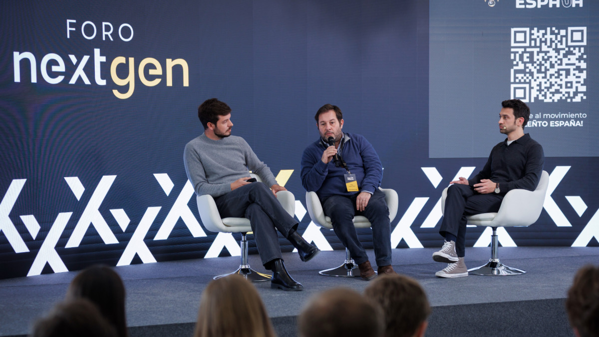 Pablo González Ruiz de la Torre, Marc López Plana y Marc Calderó en la clausura del primer Foro Next Gen | Agenda Pública / Álex Cámara 