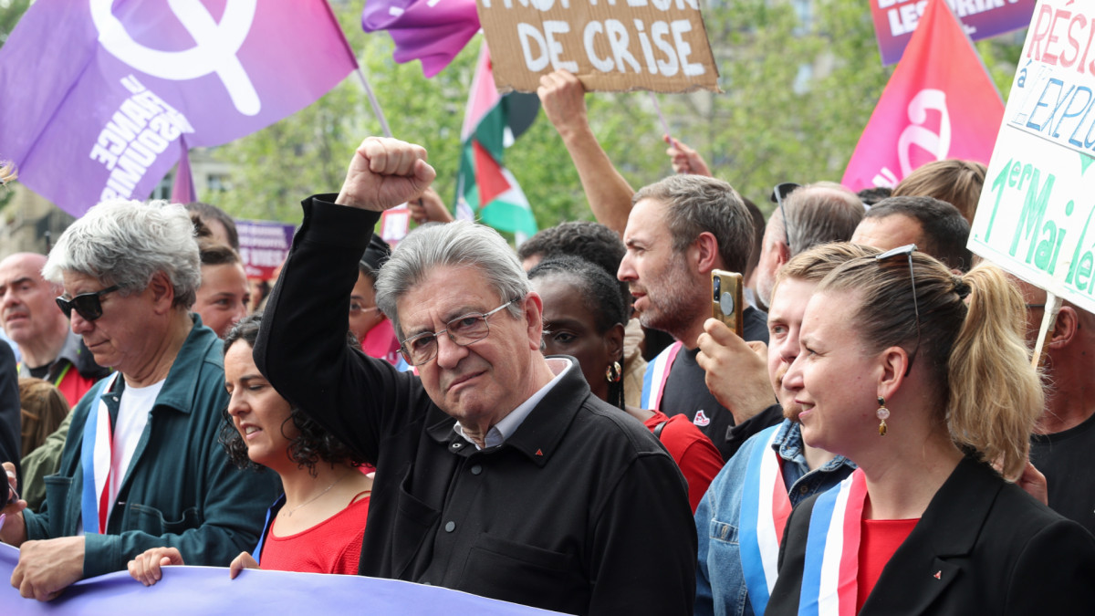 Jean-Luc Mélenchon (centro) en las manifestaciones del 1 de mayo en París. | Michtof / Zuma Press / Europa Press