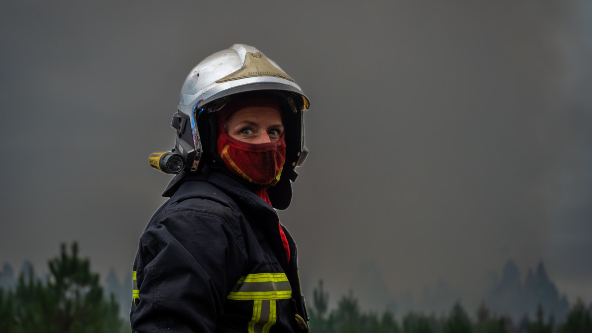 Los bomberos han realizado intensas labores de trabajo en el departamento de Gironda, en Francia, en el que ya se han quemado más de 42.000 hectáreas. | Fabrice Hebert / Zuma Press / Europa Press