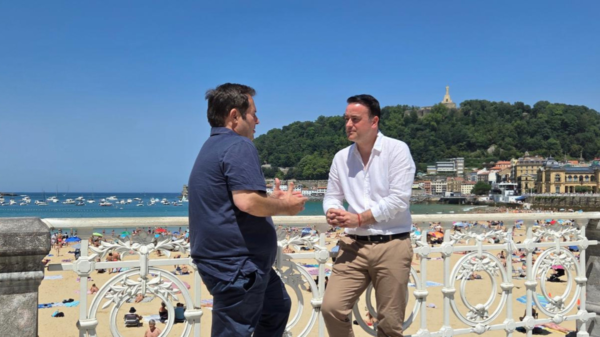 Marc López Plana e Iván Redondo en la playa de la Concha (San Sebastián). | Agenda Pública