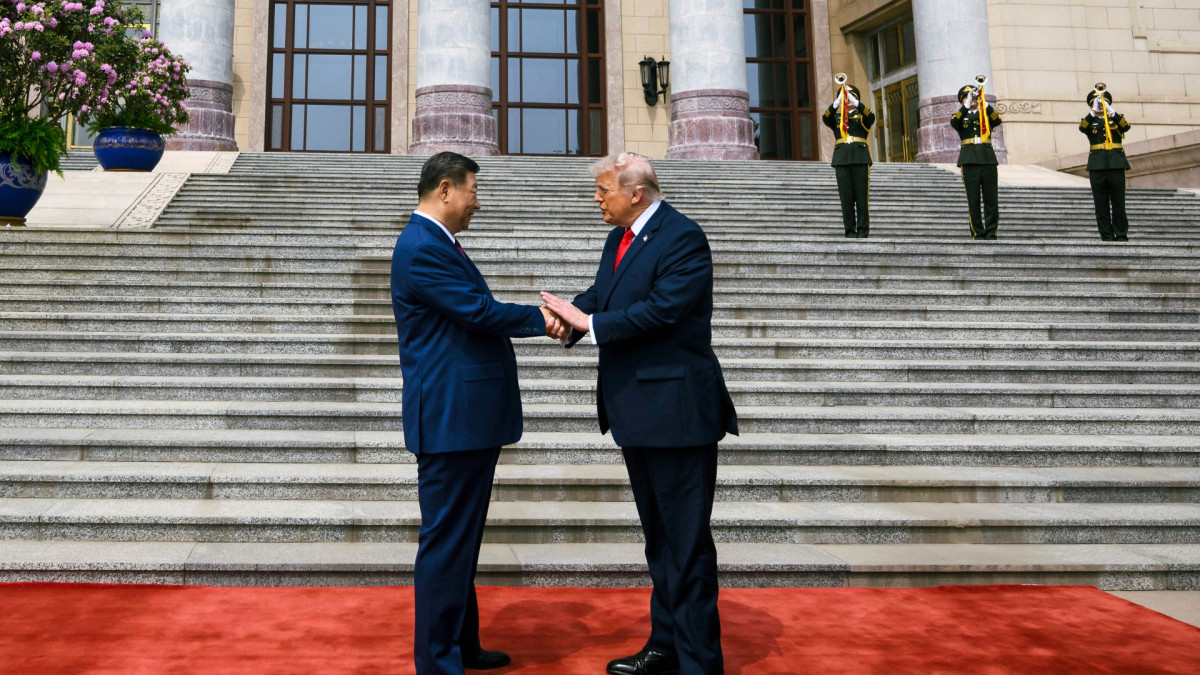 El presidente de China, Xi Jinping estrecha la mano del presidente de Estados Unidos, Donald Trump durante la ceremonia oficial de bienvenida en el Gran Palacio del Pueblo.