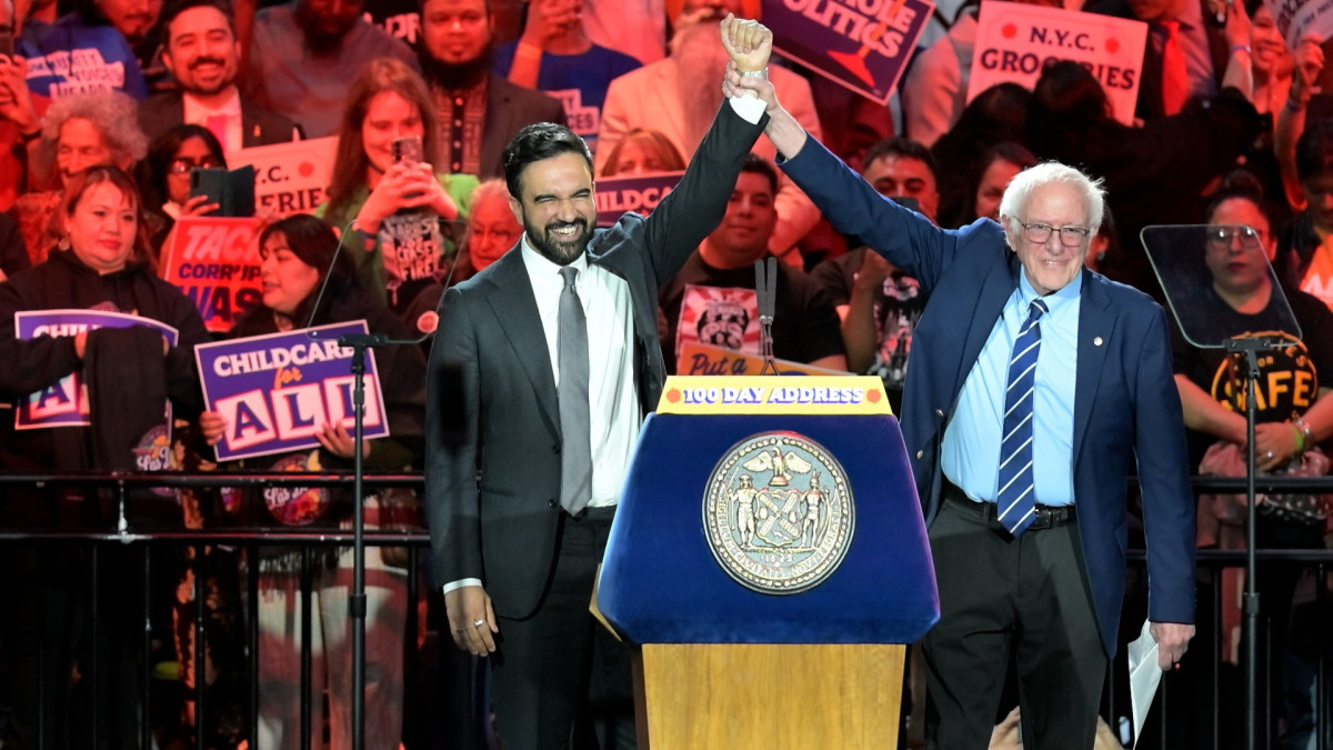 El alcalde Nueva York, Zohran Mamdani, junto al histórico miembro del Partido Demócrata y senador Bernie Sanders. | Victor M. Matos / Zuma Press / Europa Press