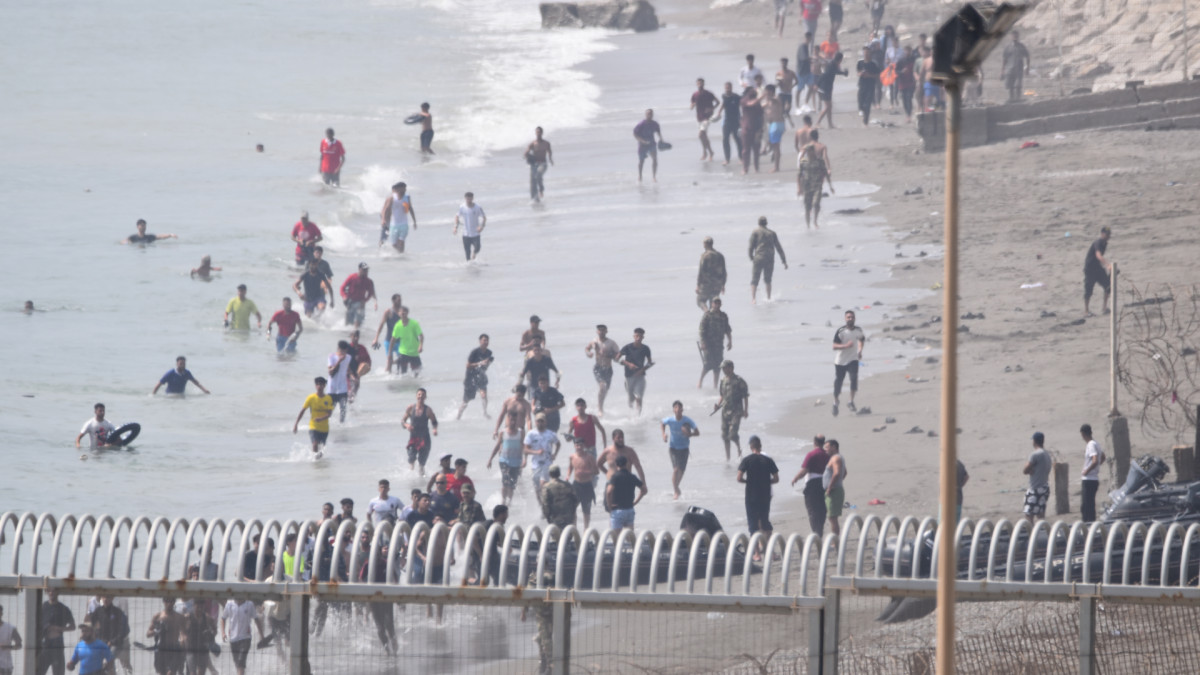 Cientos de personas cruzan a nado a Ceuta desde Marruecos con una multitud esperando al otro lado de la frontera. | Europa Press 