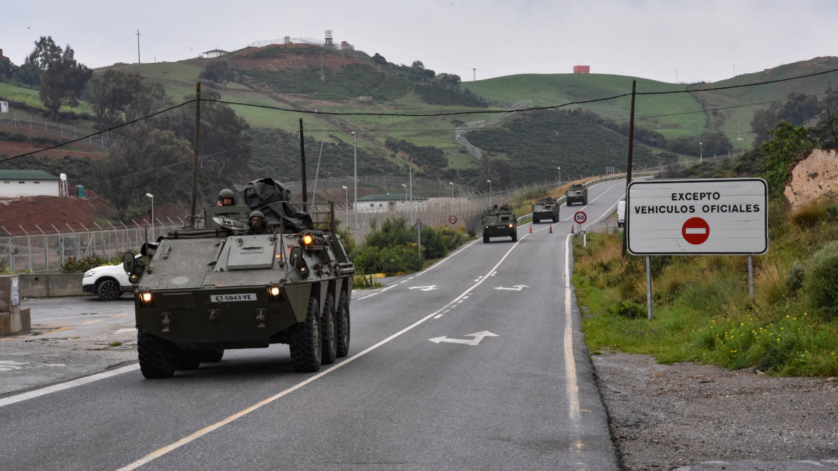 Ejercito patrullando el perímetro fronterizo de España con Marruecos en la frontera de Ceuta. | Antonio Semperes / Europa Press