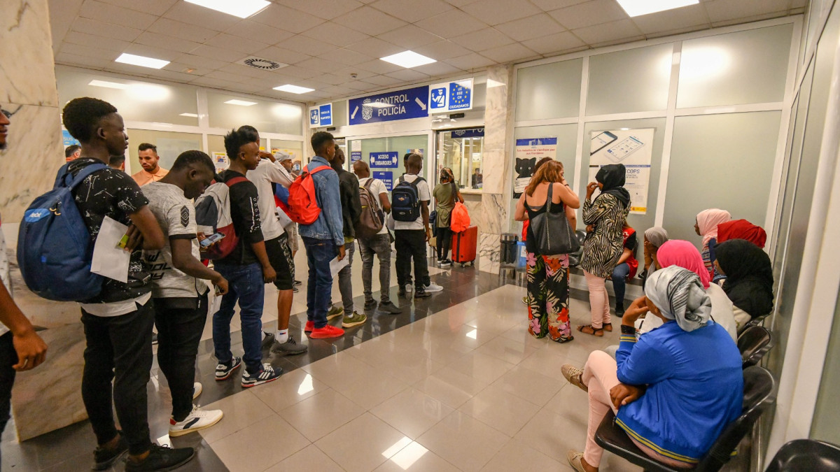 Salida de migrantes del CETI de Ceuta rumbo a la Península. | Antonio Sempere / Europa Press