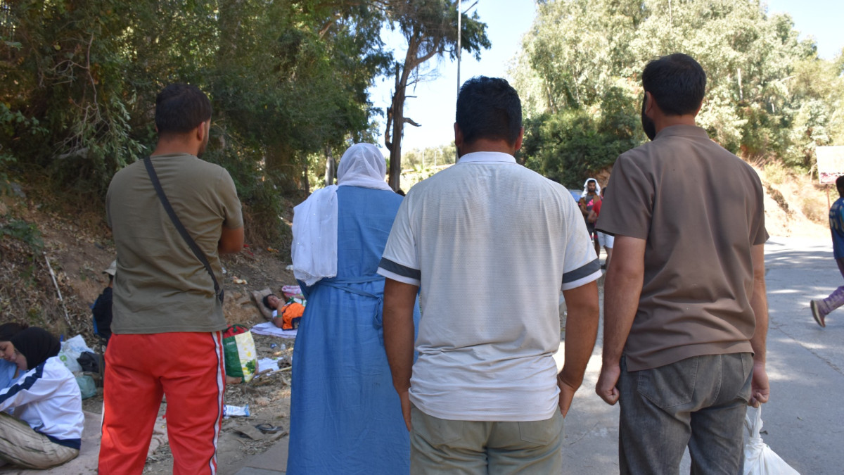 Varias personas esperan en el exterior del Centro de Estancia Temporal de Inmigrantes (CETI), a 5 de agosto de 2026, en Ceuta.