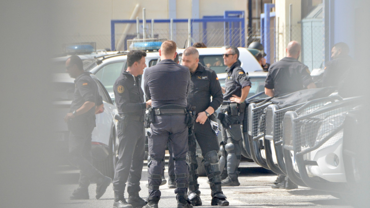 Agentes de la Guardia Civil en la frontera del Tarajal.