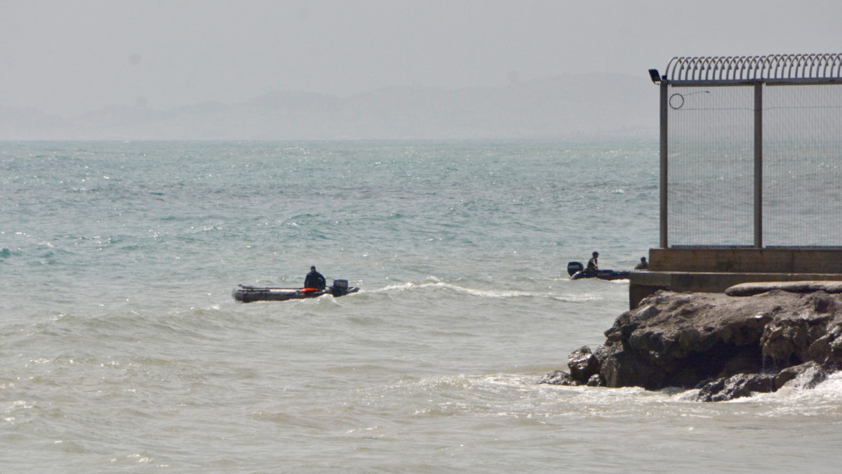 Una patrulla marítima en la frontera del Tarajal, en Ceuta.