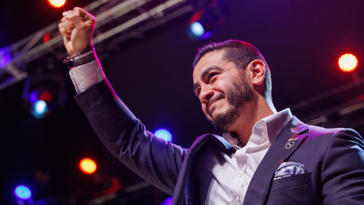El exdirector de Salud del condado de Wayne, Abdul El-Sayed, interviene durante una fiesta electoral en Detroit (Míchigan).