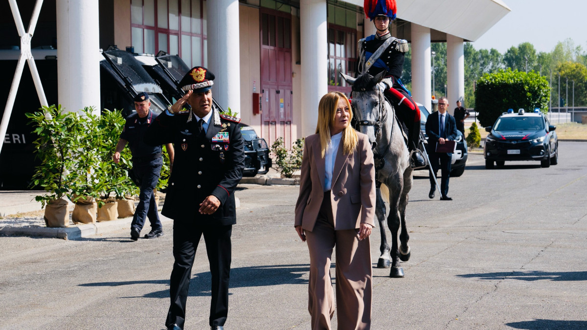 La presidenta Meloni visita el cuartel de los Carabinieri 