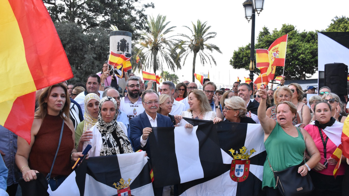 El presidente de la Ciudad Autónoma de Ceuta, Juan Jesús Vivas, durante una concentración bajo el lema “Basta ya. Ceuta no se rinde”, frente a la sede de la Delegación del Gobierno.