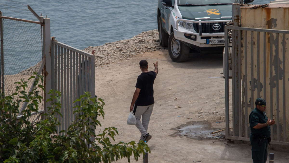 Marruecos refuerza la seguridad fronteriza mientras los migrantes continúan abandonando Ceuta.