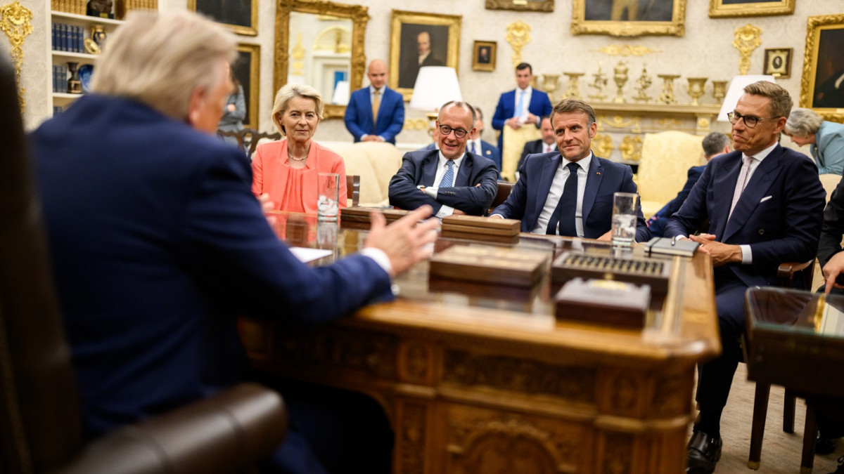 Mientras Washington debate si el futuro de la izquierda pasa por la sanidad universal, Bruselas está intentando convencer a los ciudadanos de que el futuro de Europa pasa por gastar mucho más en defensa. | White House / Zuma Press / Europa Press